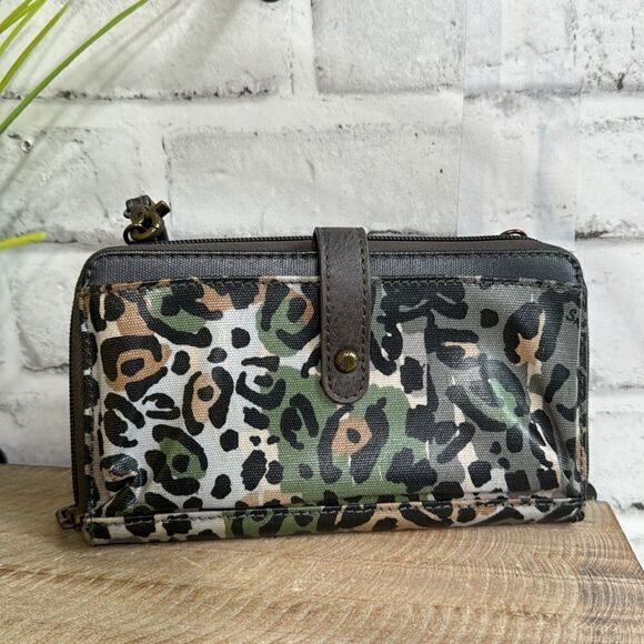 Sakroots Large Smartphone Wallet Wristlet Crossbody (Slate Spotted Wildlife) - Picture 4 of 8